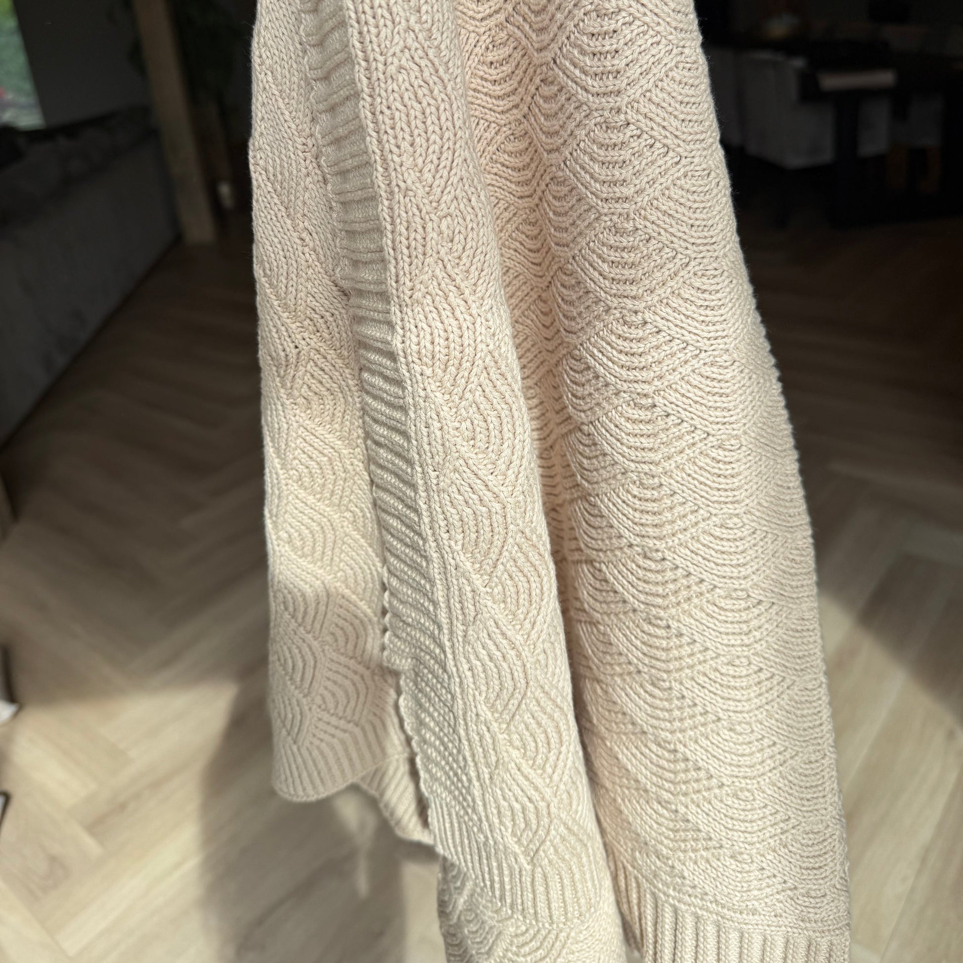 Gebreide deken baby beige met schelpjes