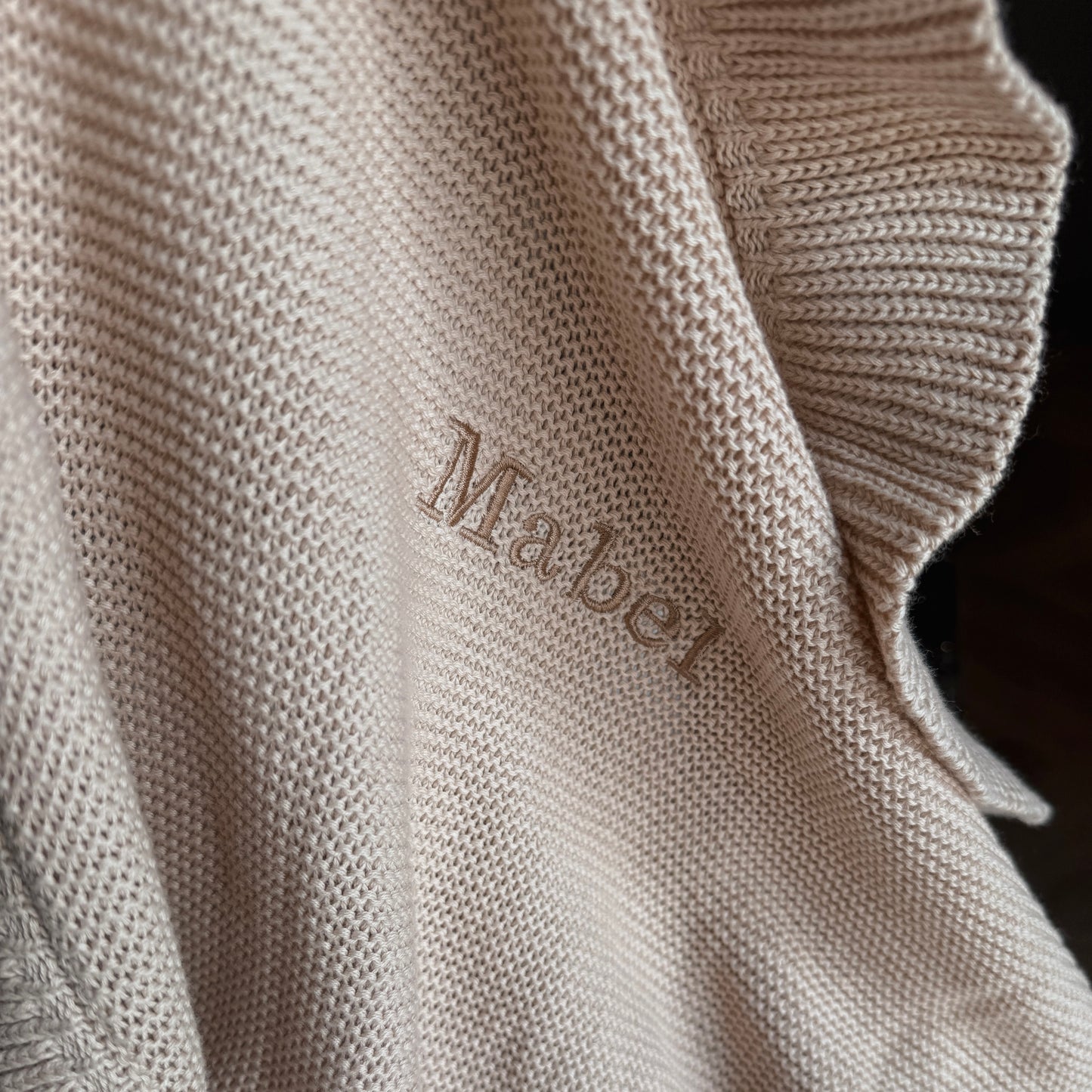 Ruffle baby deken met naam beige